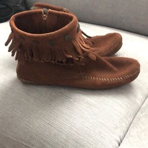 Minnetonka woman’s size 9